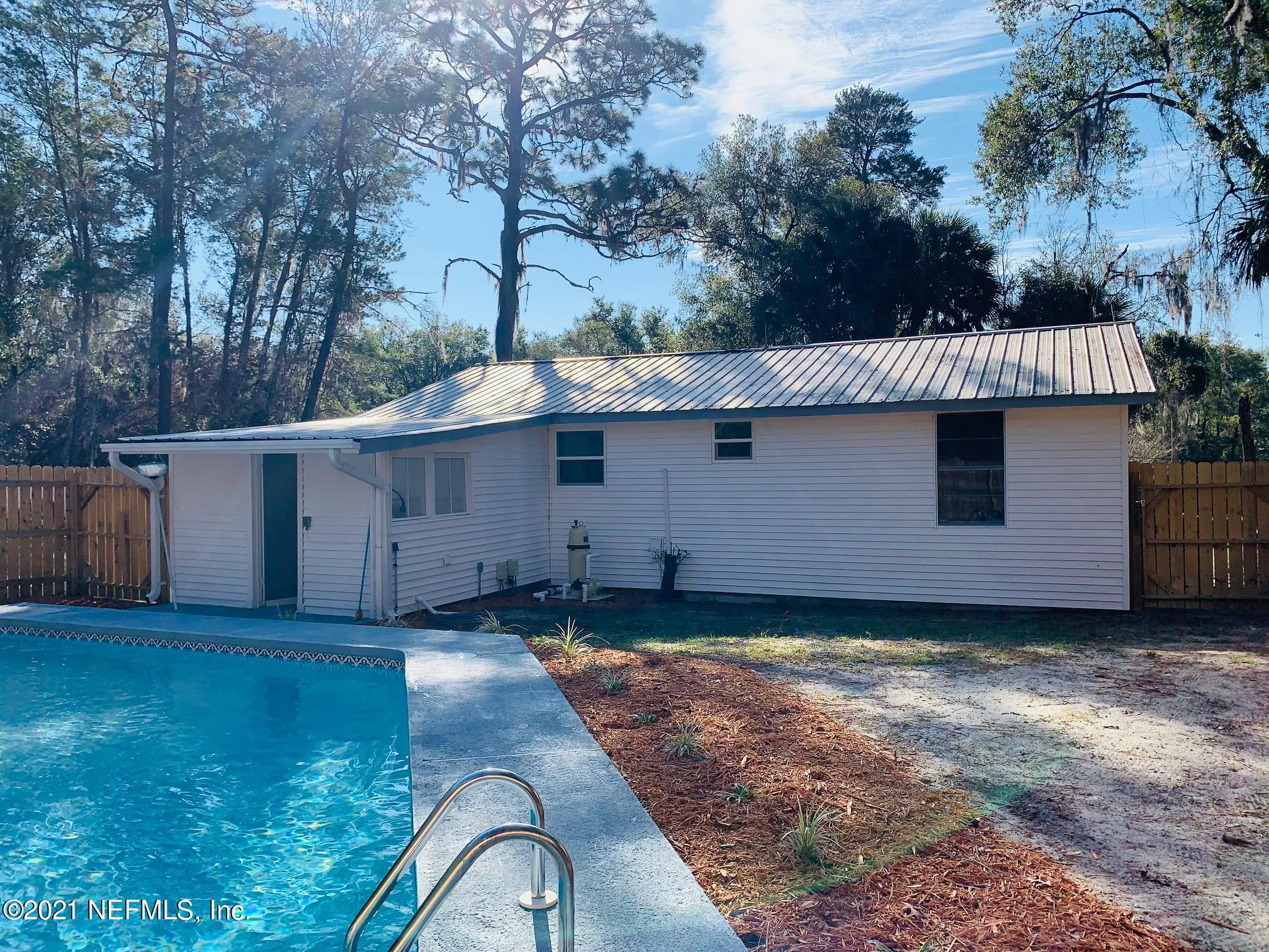 104 Lake Como Point Road Pomona Park, FL 32181 - Photo 6 of 37 a view of a house with a tub
