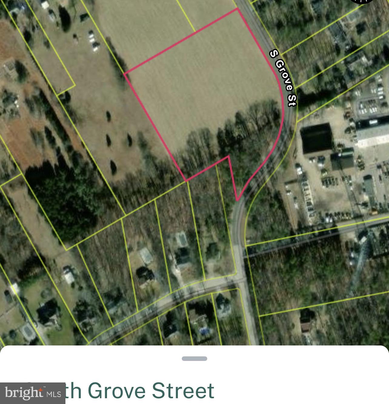 a black and white photo of a tennis court