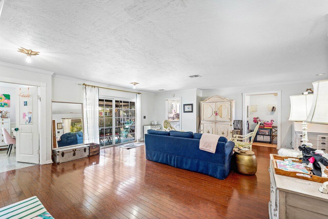 102 Northeast 22nd Street Delray Beach, FL 33444 - Photo 11 of 28 Living Room
