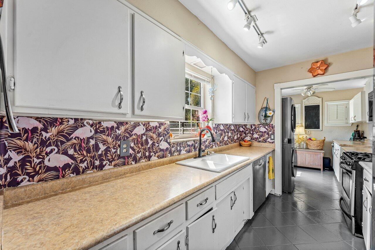 102 Northeast 22nd Street Delray Beach, FL 33444 - Photo 13 of 28 Kitchen