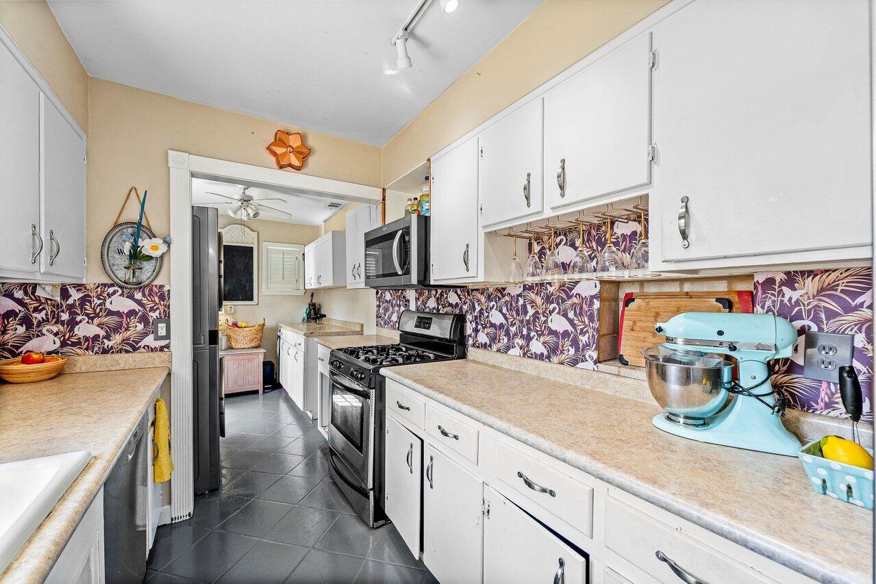 102 Northeast 22nd Street Delray Beach, FL 33444 - Photo 14 of 28 Kitchen
