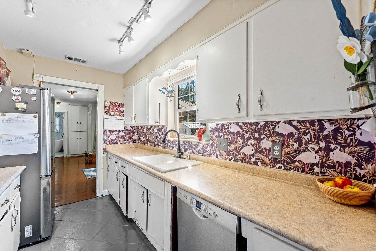 102 Northeast 22nd Street Delray Beach, FL 33444 - Photo 15 of 28 Kitchen