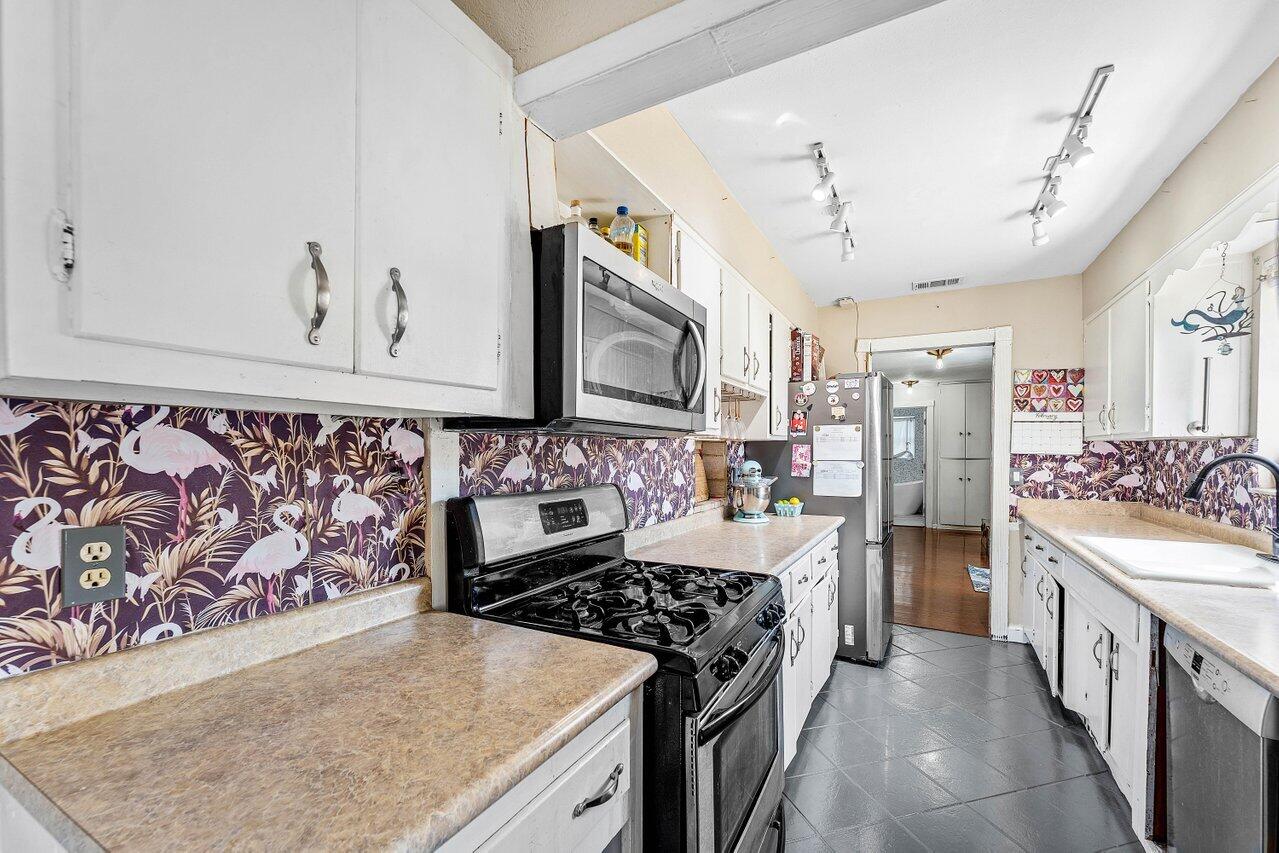 102 Northeast 22nd Street Delray Beach, FL 33444 - Photo 16 of 28 Kitchen