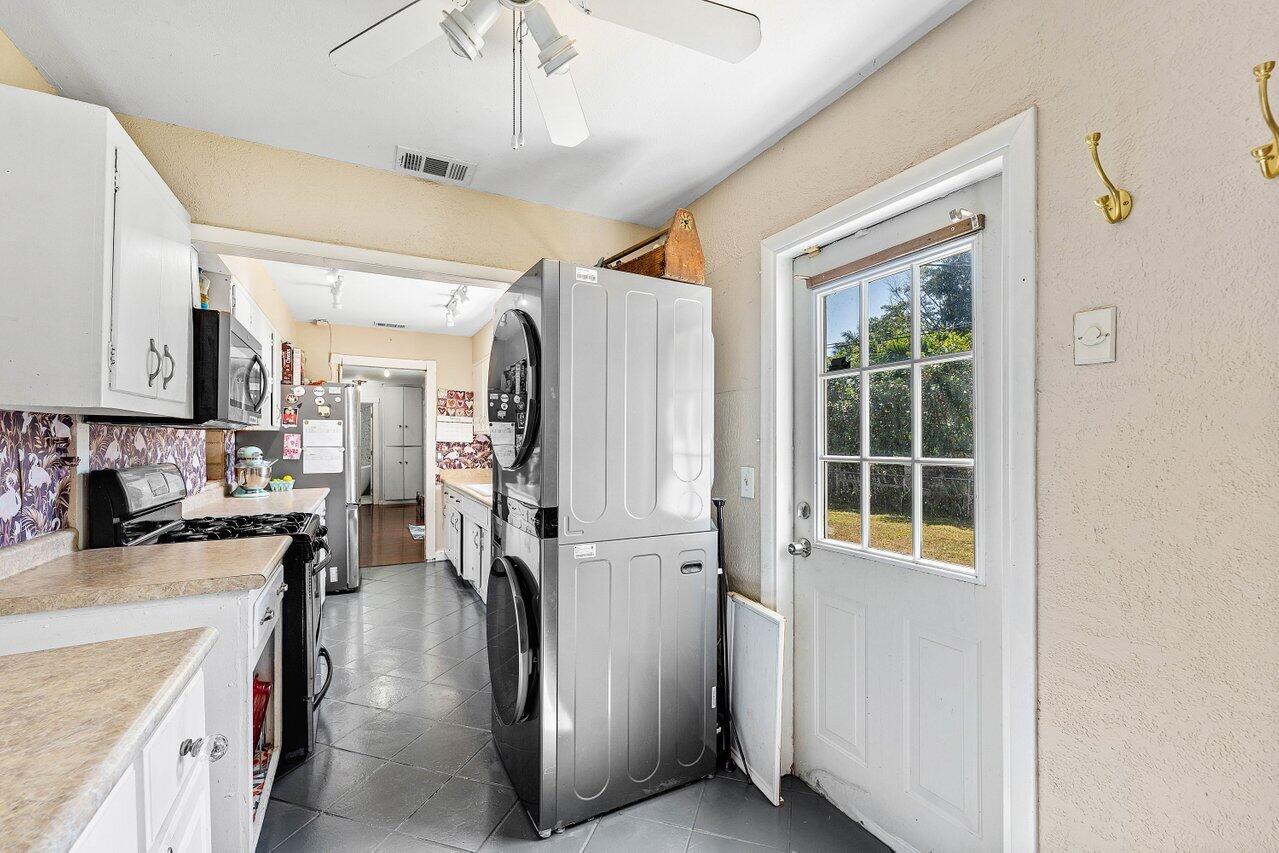102 Northeast 22nd Street Delray Beach, FL 33444 - Photo 17 of 28 Kitchen