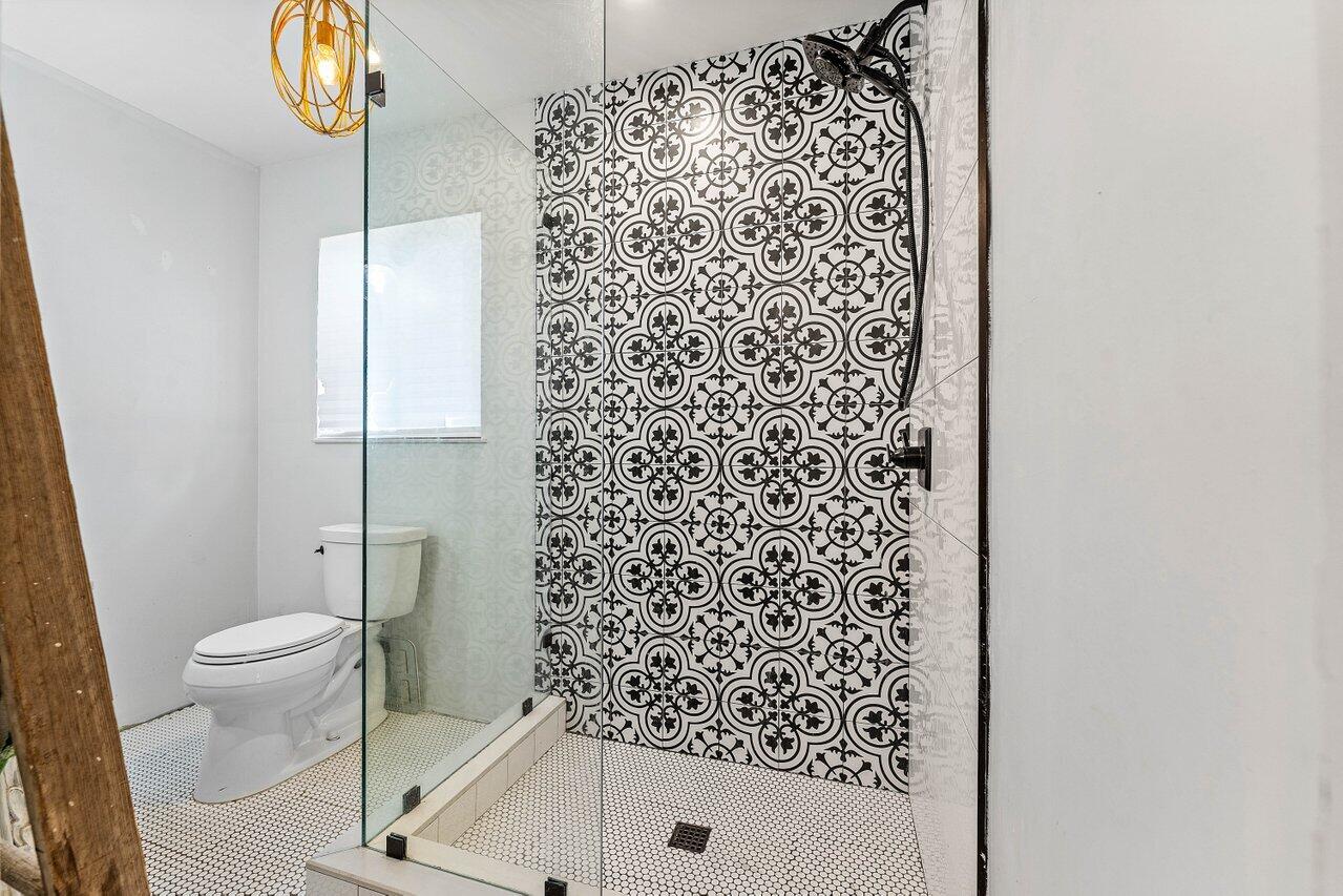 102 Northeast 22nd Street Delray Beach, FL 33444 - Photo 20 of 28 Primary Bathroom