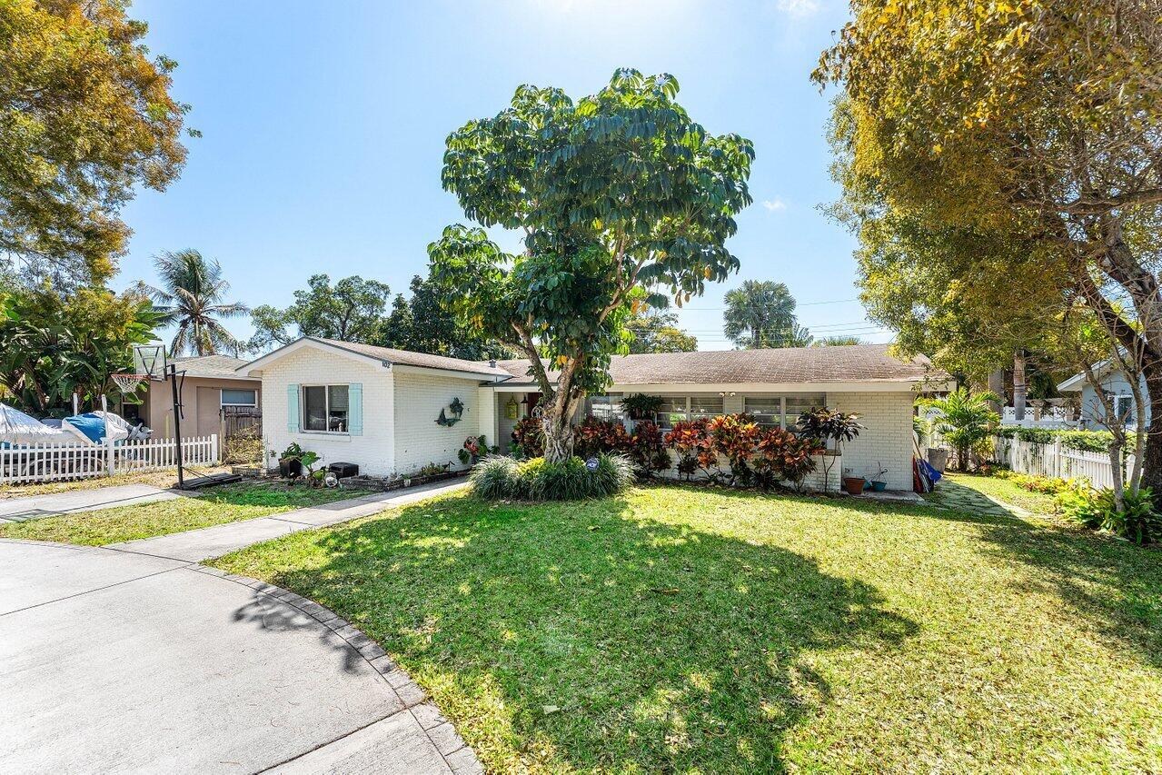 102 Northeast 22nd Street Delray Beach, FL 33444 - Photo 2 of 28 Front of house