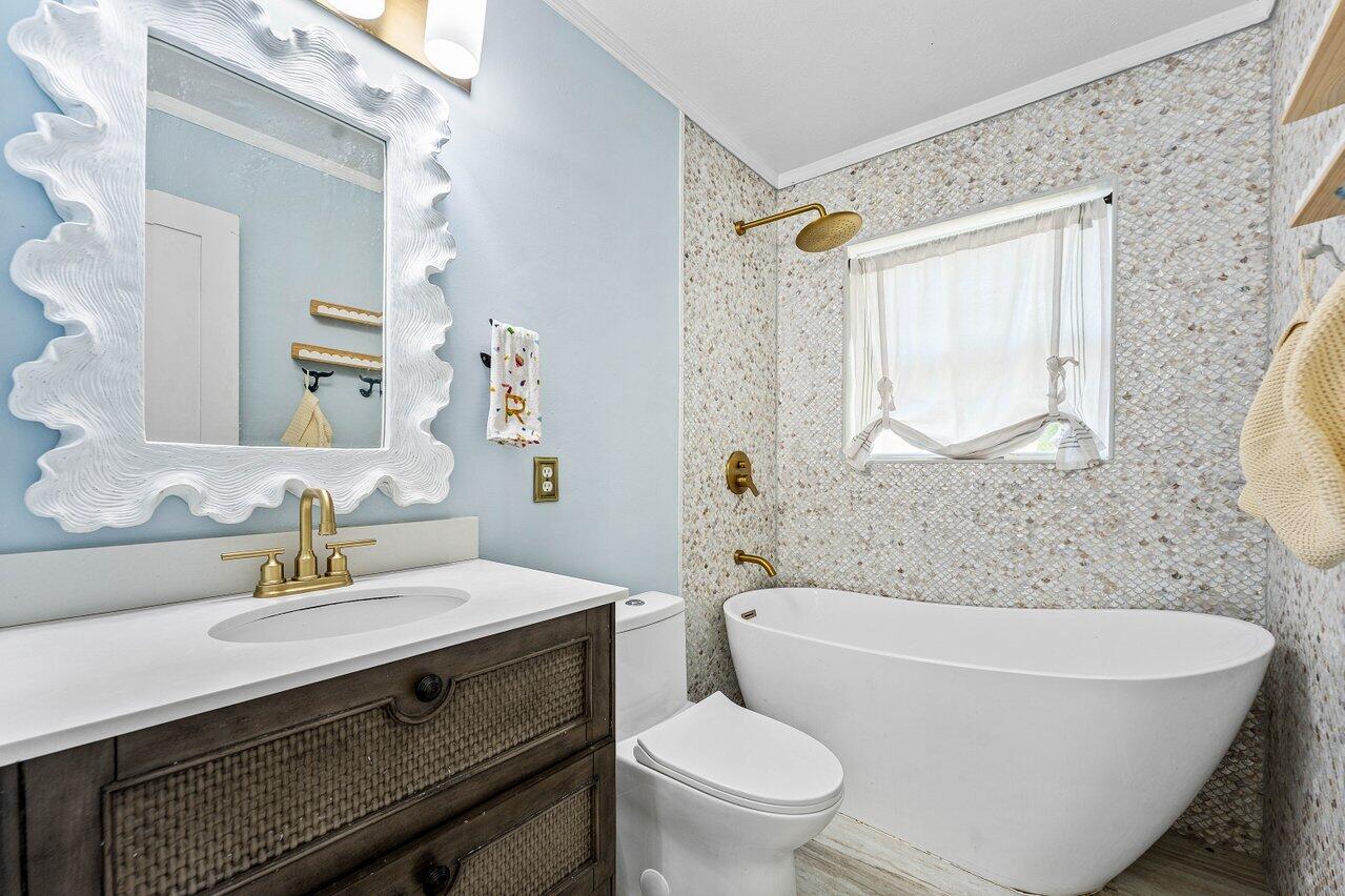 102 Northeast 22nd Street Delray Beach, FL 33444 - Photo 23 of 28 Second Bathroom