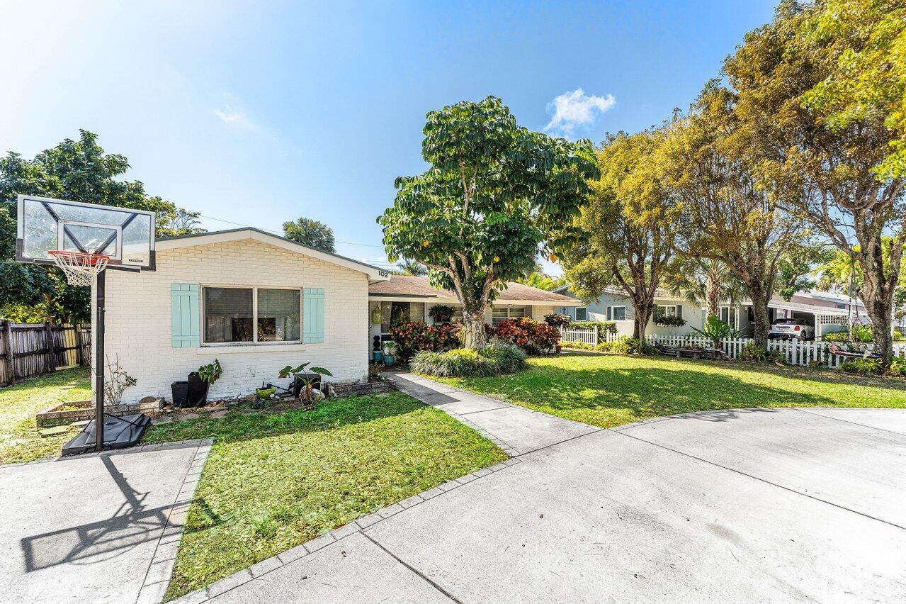 102 Northeast 22nd Street Delray Beach, FL 33444 - Photo 3 of 28 Front of house