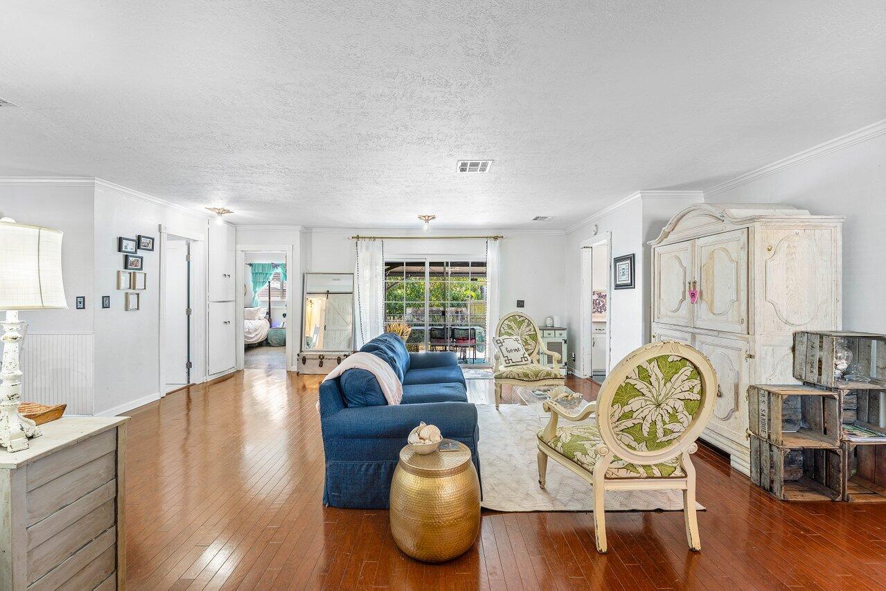 102 Northeast 22nd Street Delray Beach, FL 33444 - Photo 7 of 28 Living Room