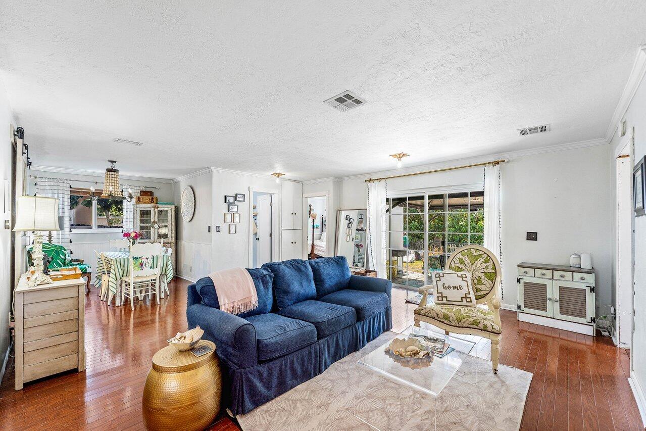 102 Northeast 22nd Street Delray Beach, FL 33444 - Photo 8 of 28 Living Room