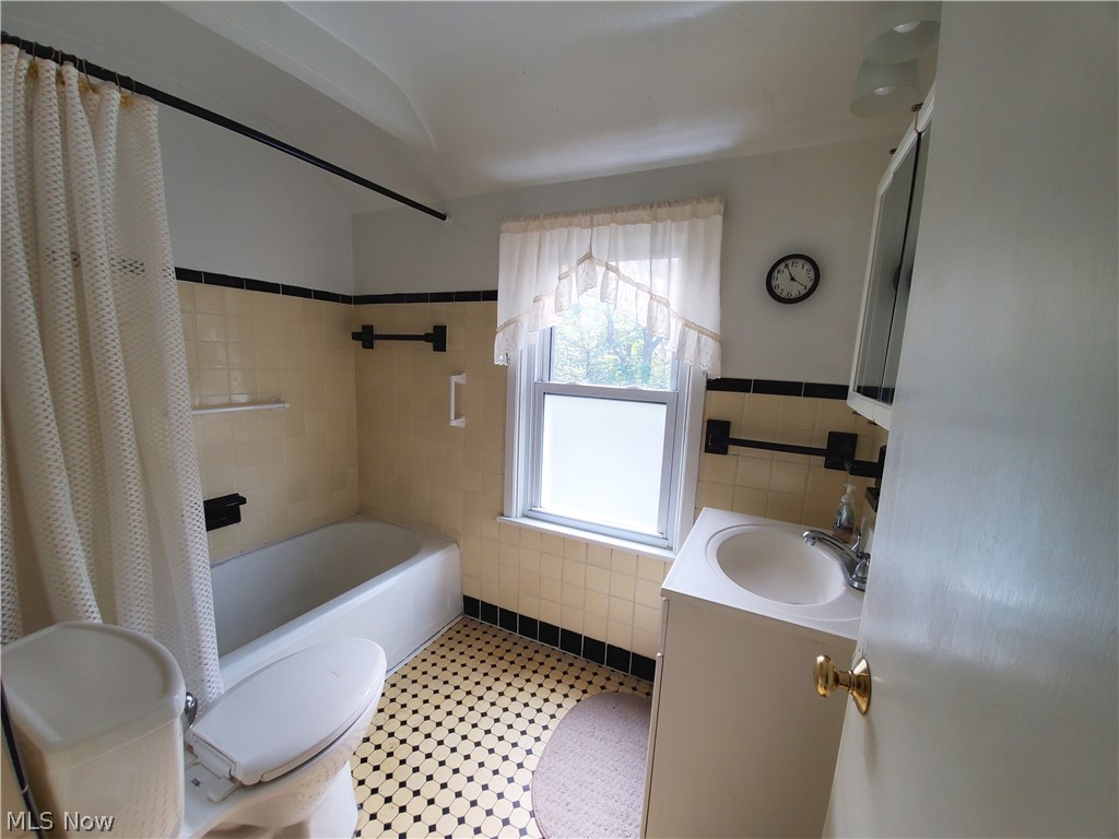 1128 Clifford Road Cleveland Heights, OH 44121 - Photo 8 of 11