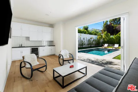 $4,895,000 | 4197 Hayvenhurst Drive, Encino, CA 91436