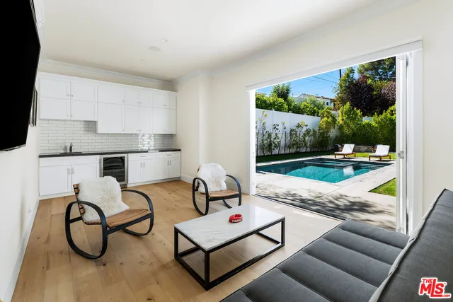 $4,895,000 | 4197 Hayvenhurst Drive, Encino, CA 91436