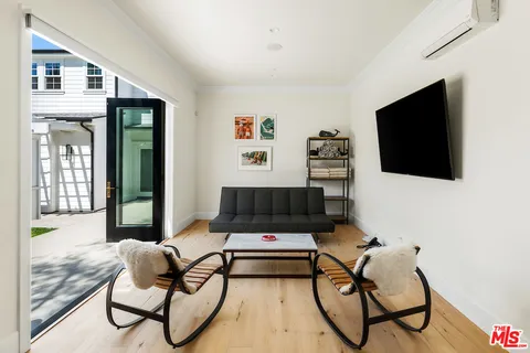 $4,895,000 | 4197 Hayvenhurst Drive, Encino, CA 91436