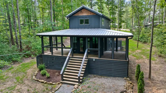 a view of a house with backyard and porch