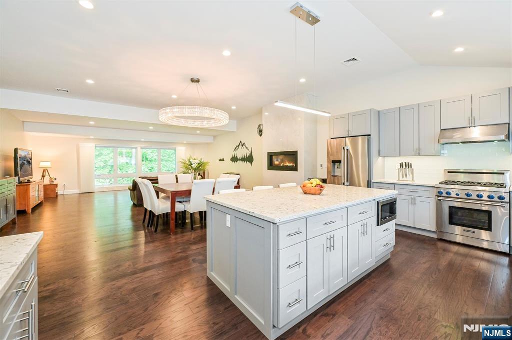 655 Floyd Street Englewood Cliffs, NJ 07632 - Photo 8 of 49