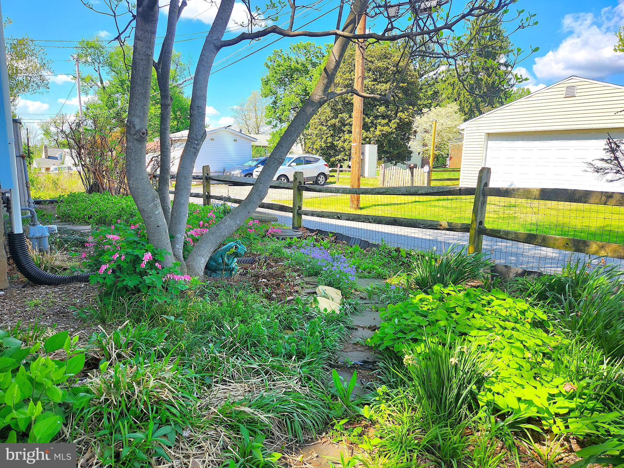 2008 Hillcrest Road Baltimore, MD 21207 - Photo 4 of 22 Side Garden