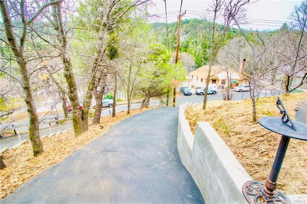 $2,700 | 23882 Springwater Road, Crestline, CA 92325