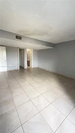 $2,600 | 9375 Fontainebleau Boulevard, Unit L304, Miami, FL 33172