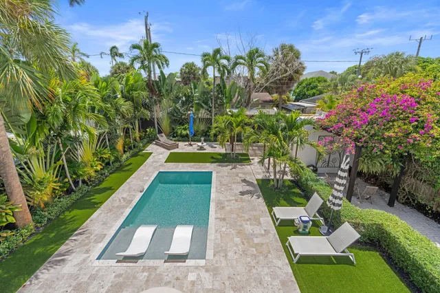 a view of yard with green space