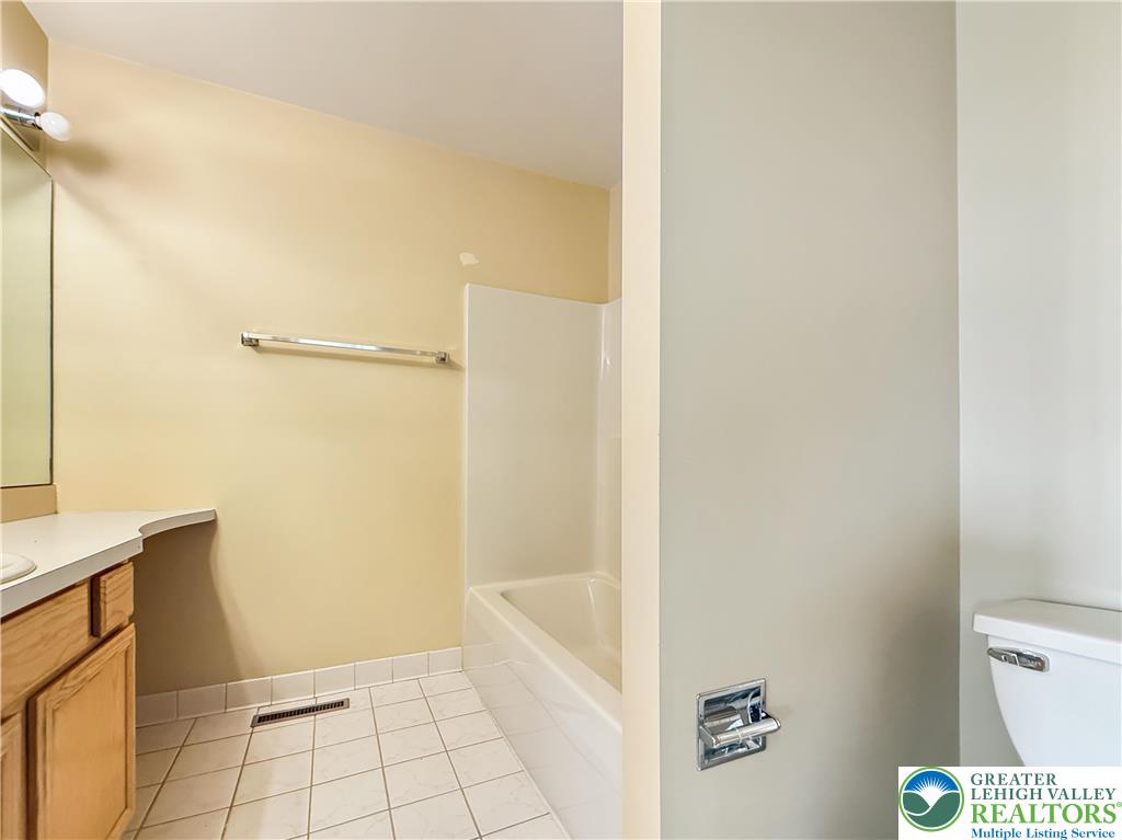 1652 Harding Circle Whitehall, PA 18052 - Photo 15 of 24