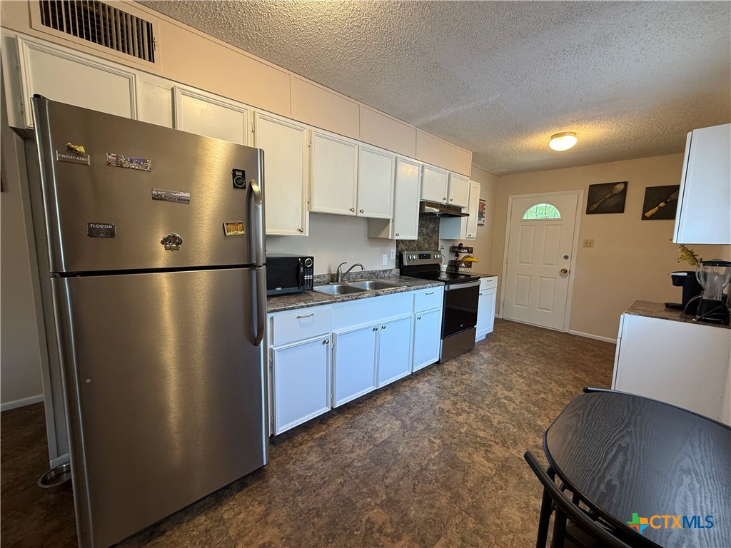 412 East Walnut Street Seguin, TX 78155 - Photo 8 of 32