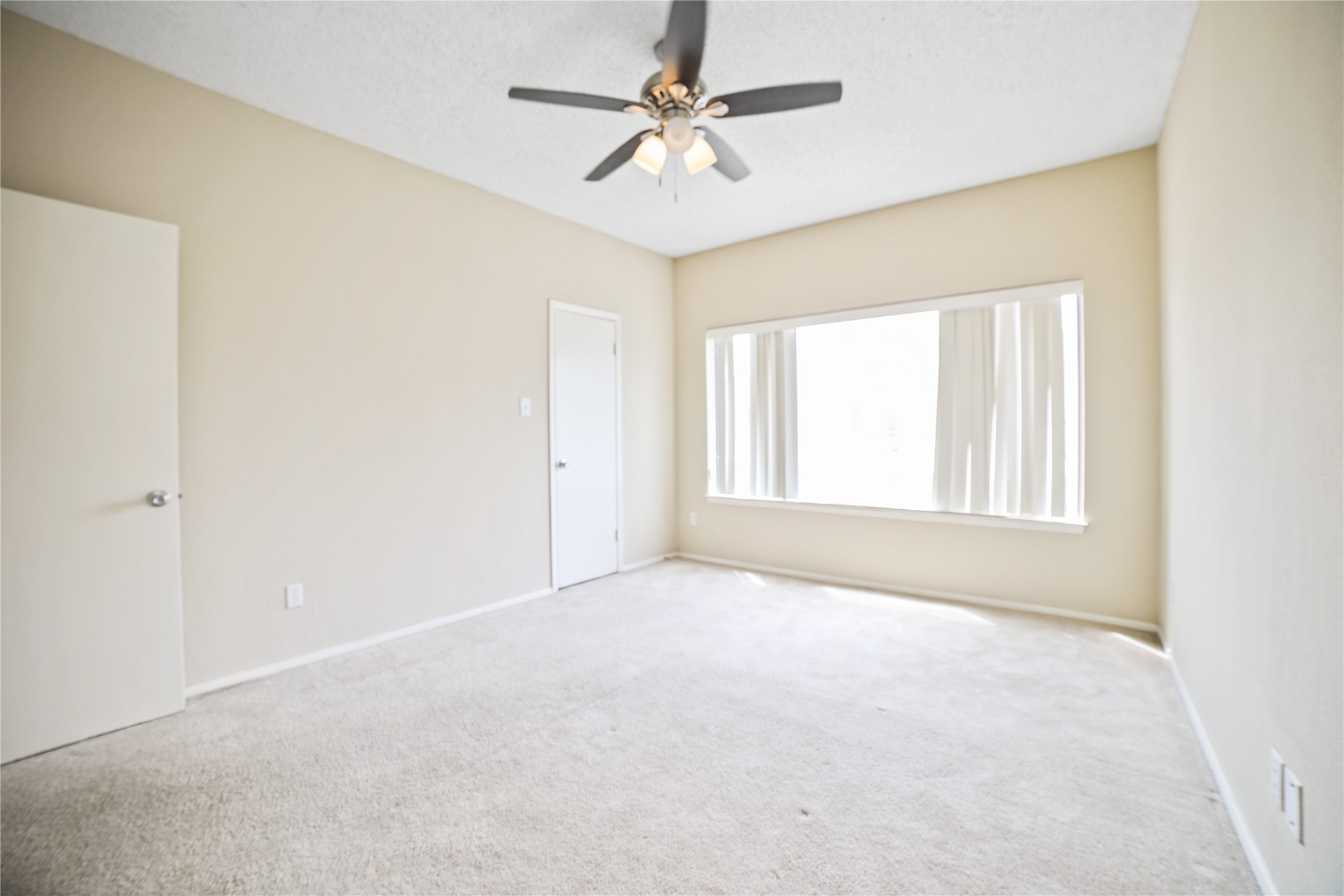 806 West 24th Street, Unit 220 Austin, TX 78705 - Photo 7 of 10 a view of an empty room with a window