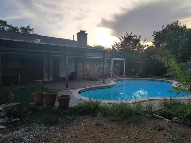 a view of a backyard