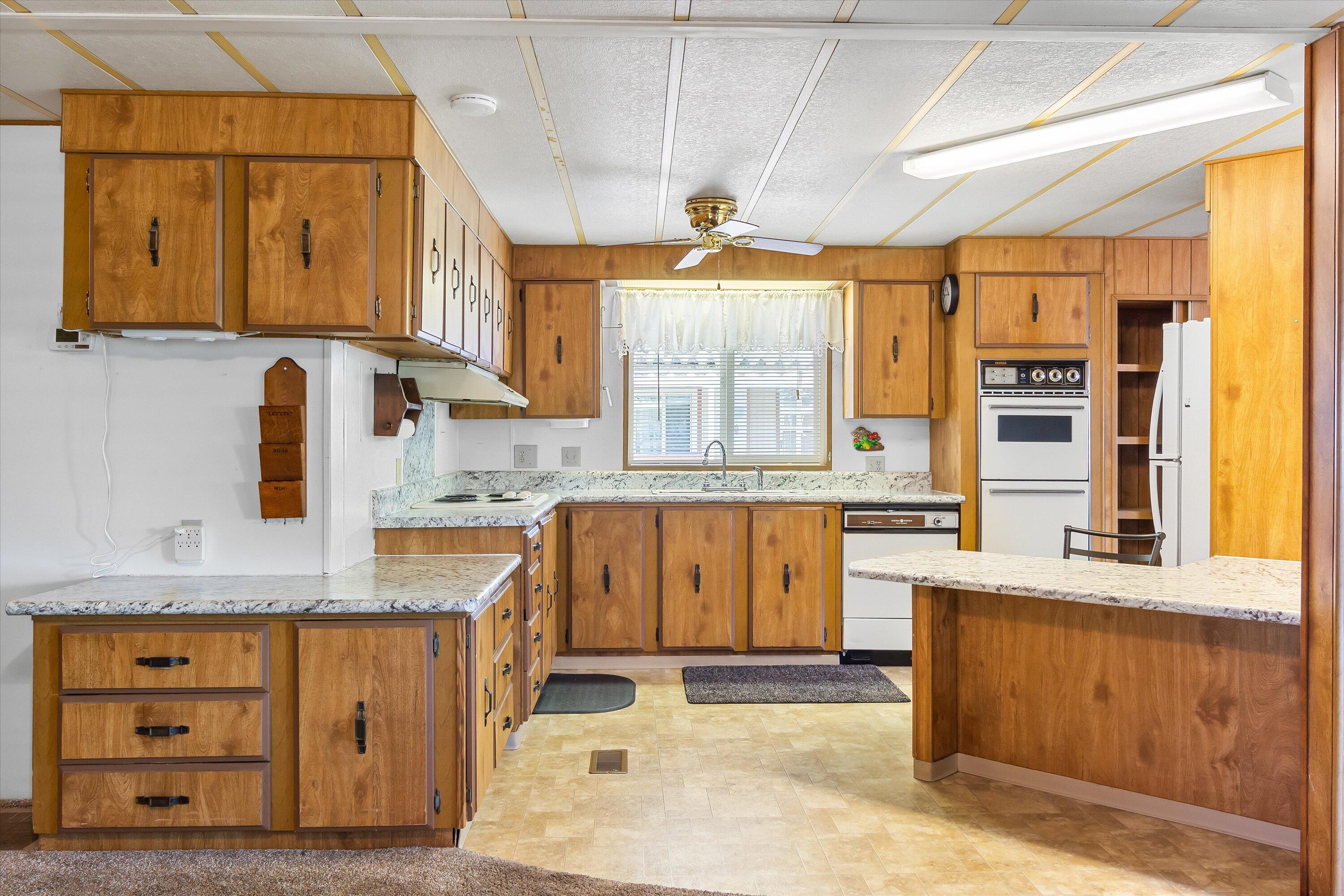 301 Freeman Road, Unit 23 Central Point, OR 97502 - Photo 12 of 32 13-301 Freeman Rd Unit 23-13