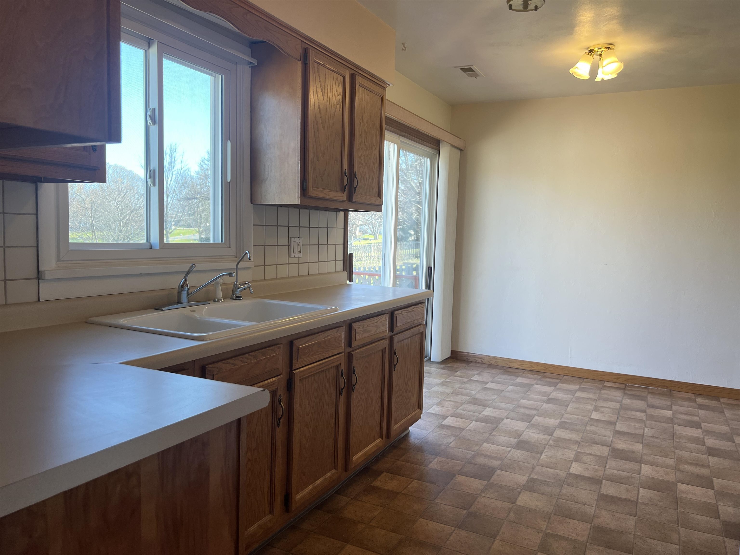 1760 West Fairview Road Freeport, IL 61032 - Photo 6 of 21 Gallery Image 6