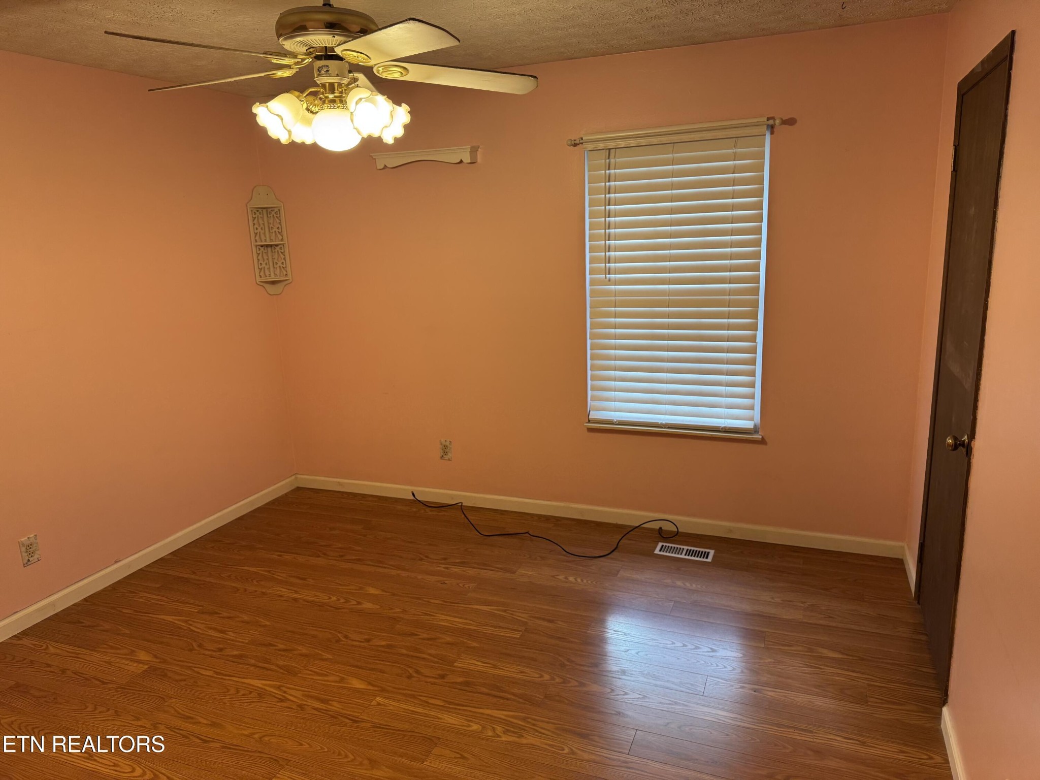 372 Walnut Valley Road Clinton, TN 37716 - Photo 11 of 22 an empty room with wooden floor and windows