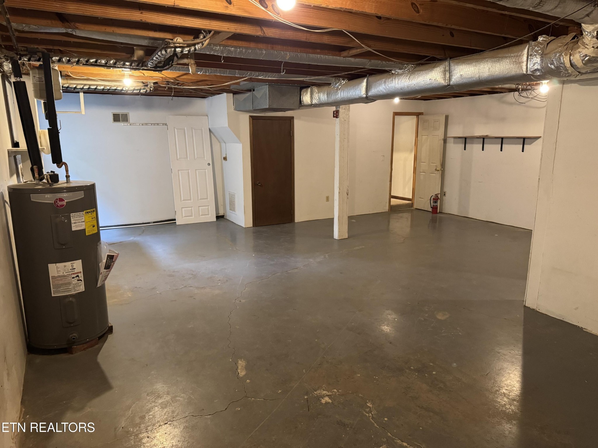 372 Walnut Valley Road Clinton, TN 37716 - Photo 19 of 22 a view of empty room with wooden floor