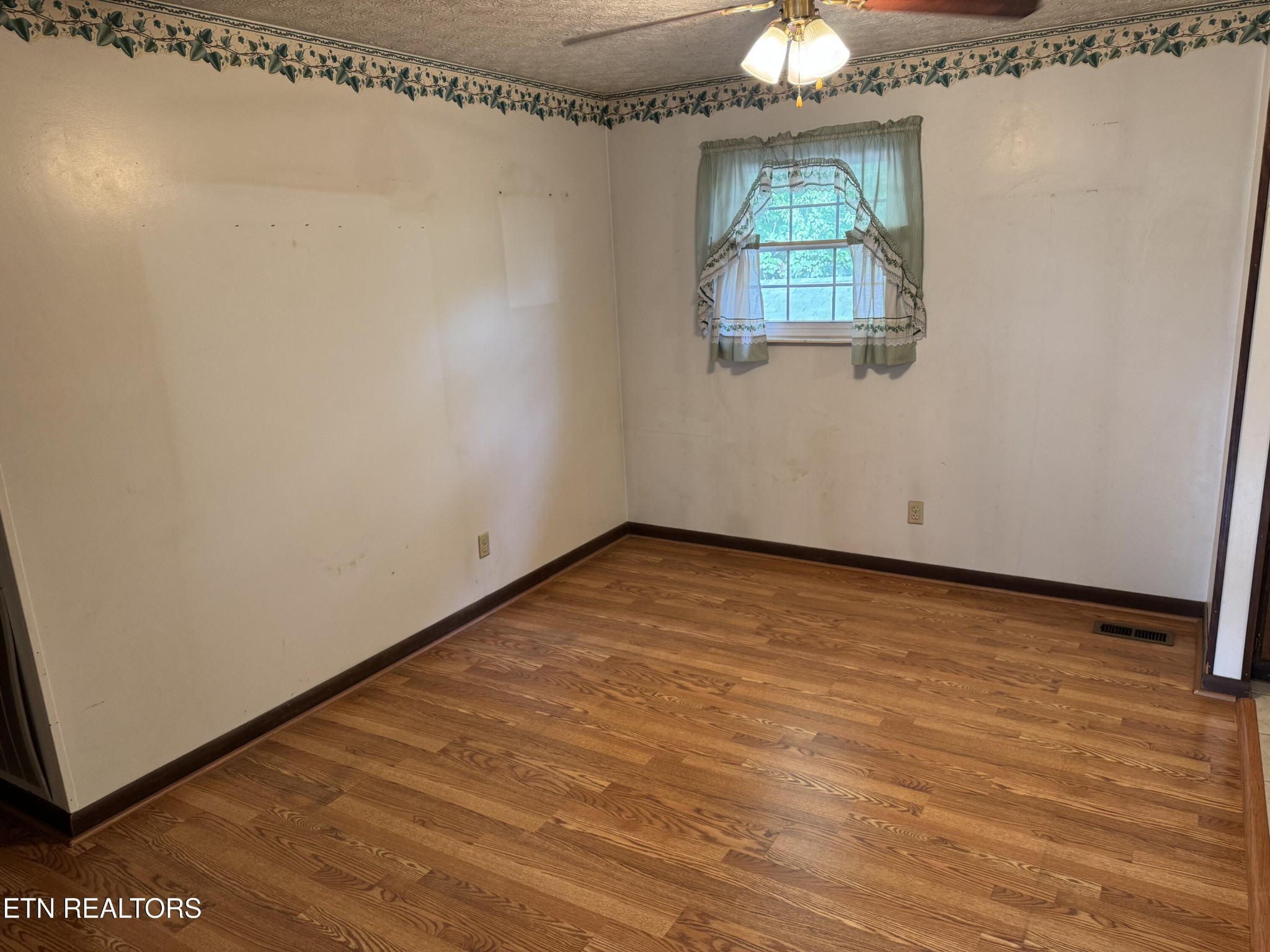 372 Walnut Valley Road Clinton, TN 37716 - Photo 6 of 22 a view of an empty room and window