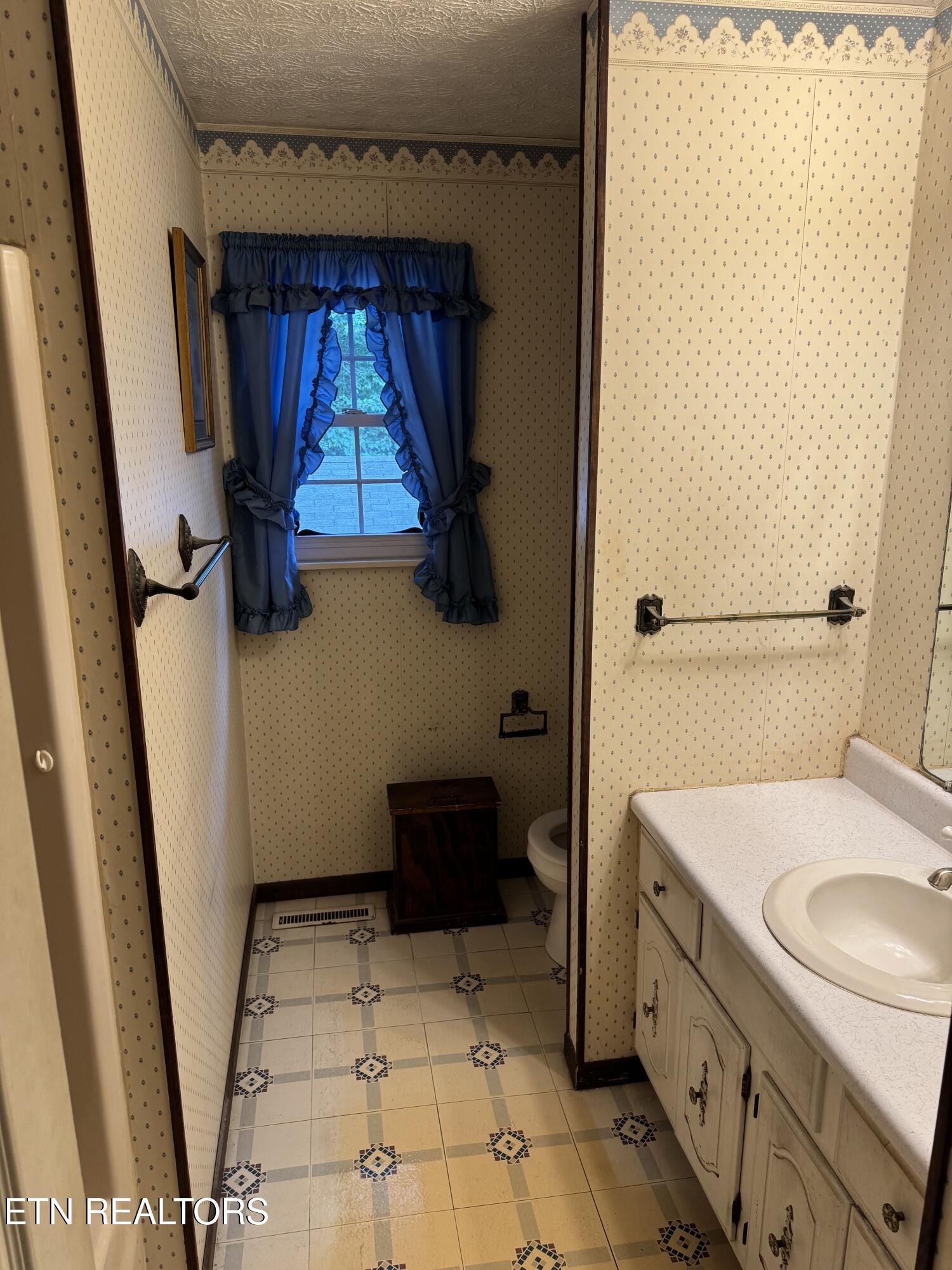 372 Walnut Valley Road Clinton, TN 37716 - Photo 10 of 22 a bathroom with a sink toilet and window