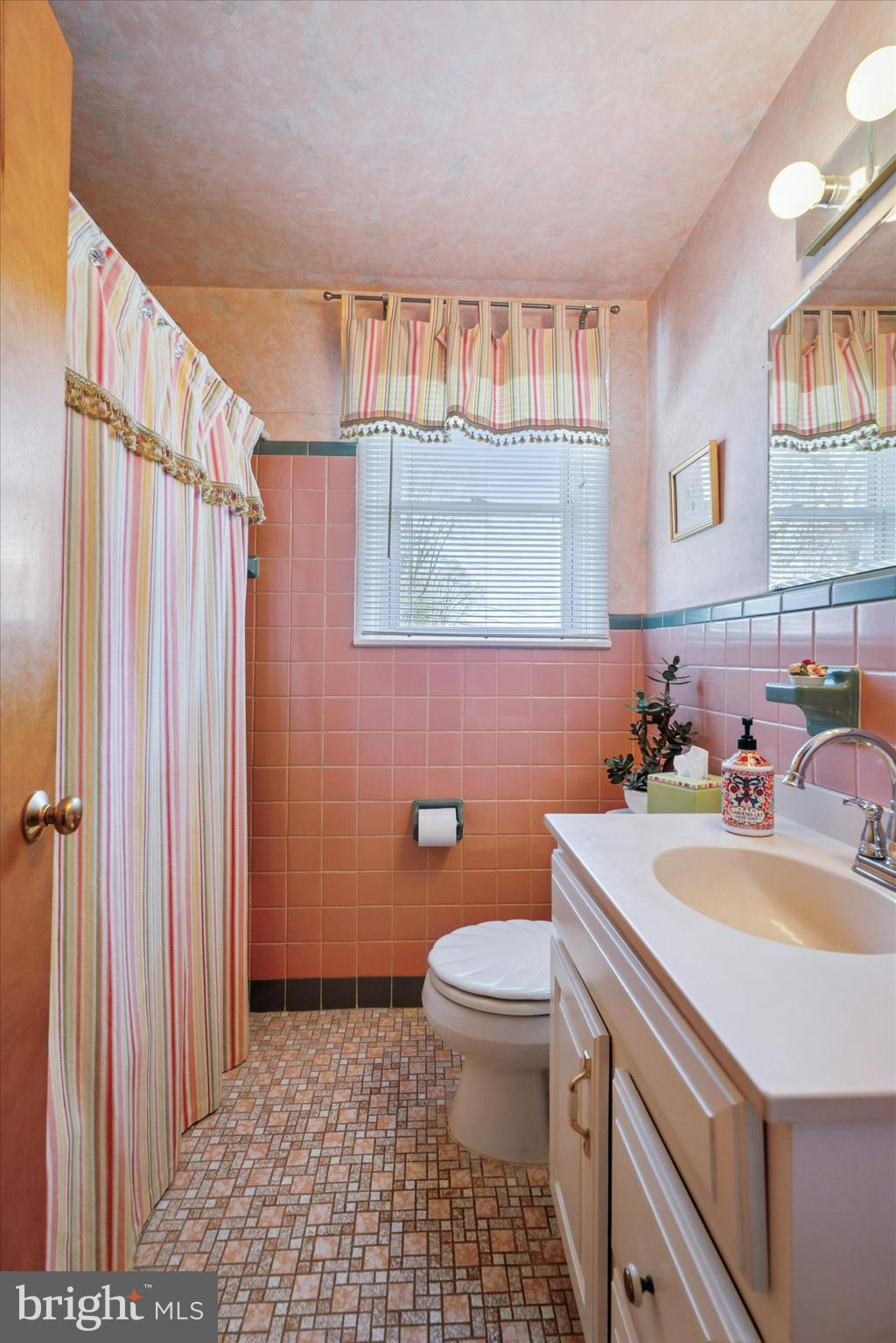 323 Candlewood Road Broomall, PA 19008 - Photo 19 of 25 Bathroom 2