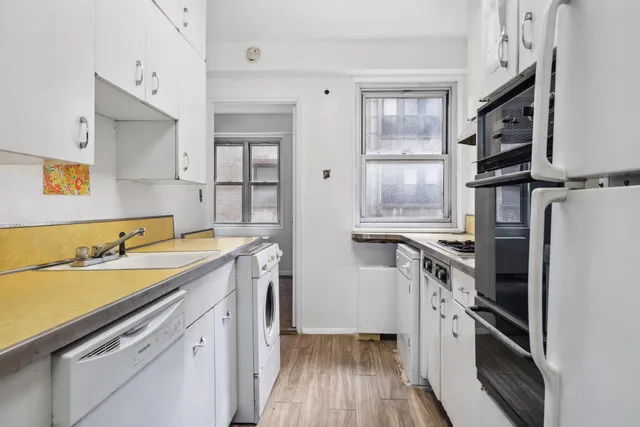 $2,700,000 | 24 Central Park South, Unit 11W | Central Park South