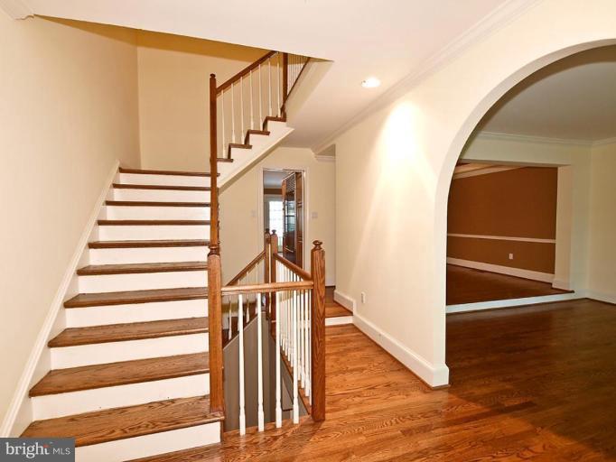 7279 Evans Mill Road McLean, VA 22101 - Photo 4 of 13 Entrance / Foyer