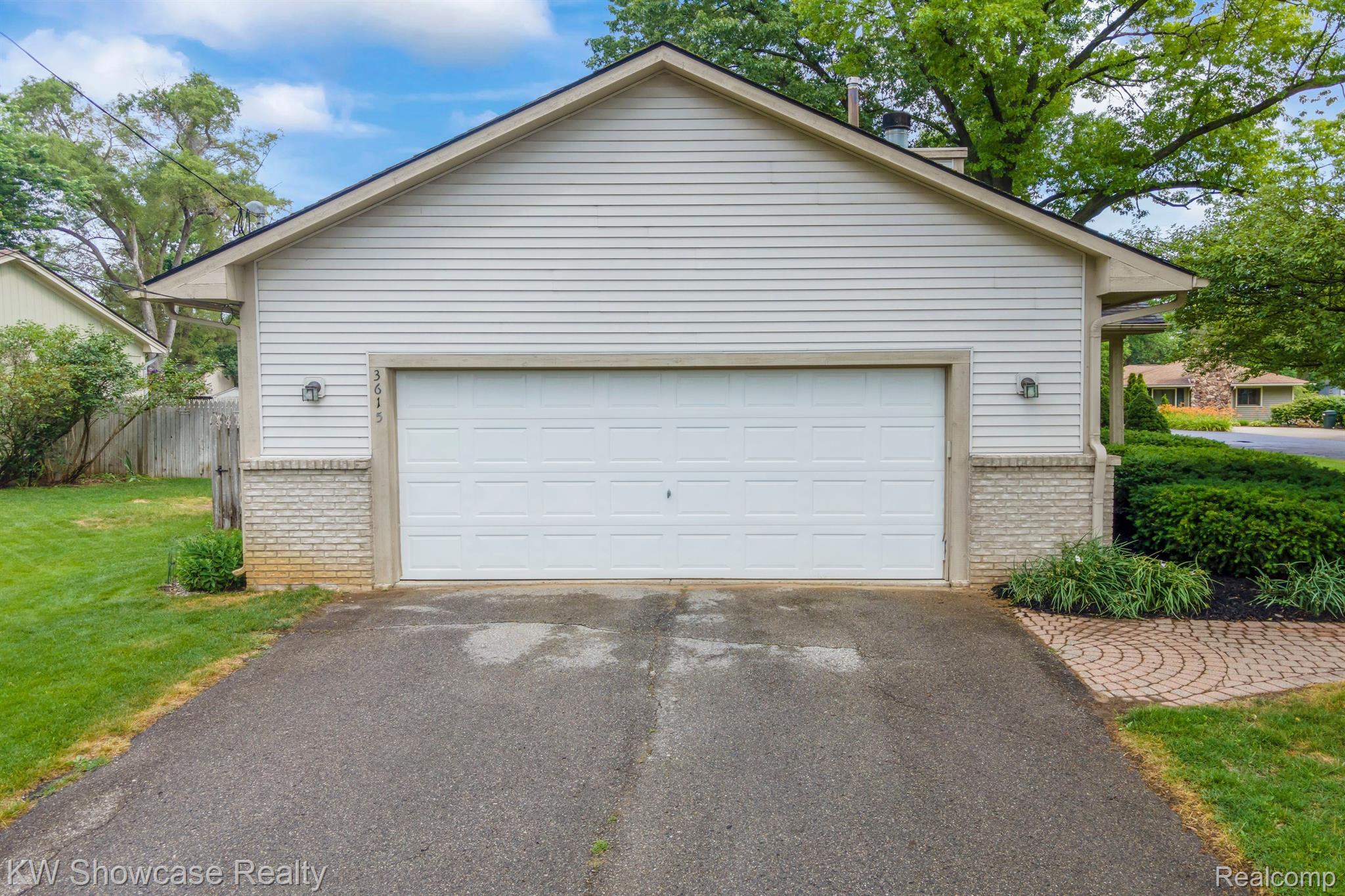 3615 Moberly Road Commerce Township, MI 48382 - Photo 4 of 28 The side facing 2 car attached