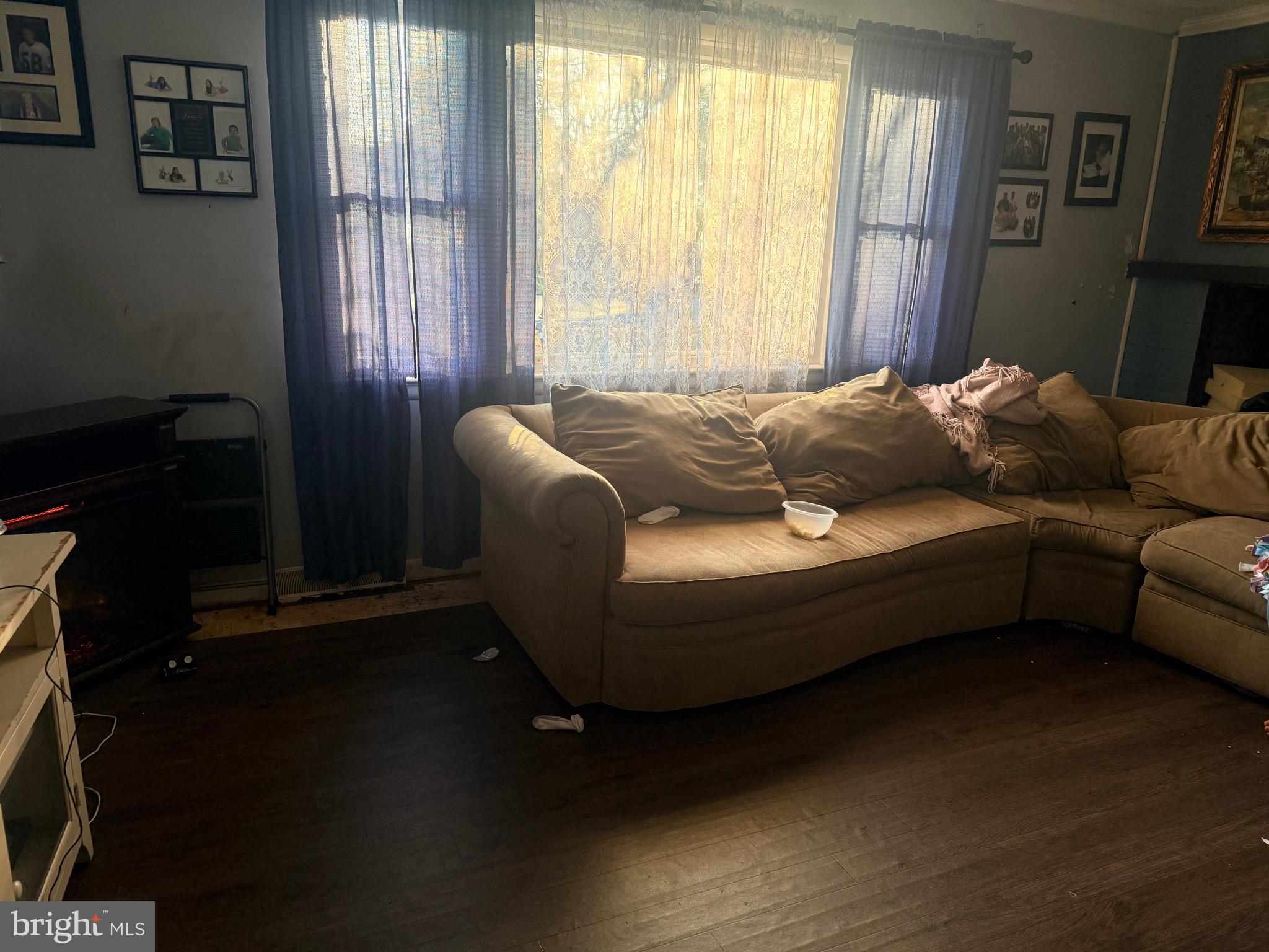 121 Elizabeth Street Culpeper, VA 22701 - Photo 12 of 22 a living room with furniture and a window