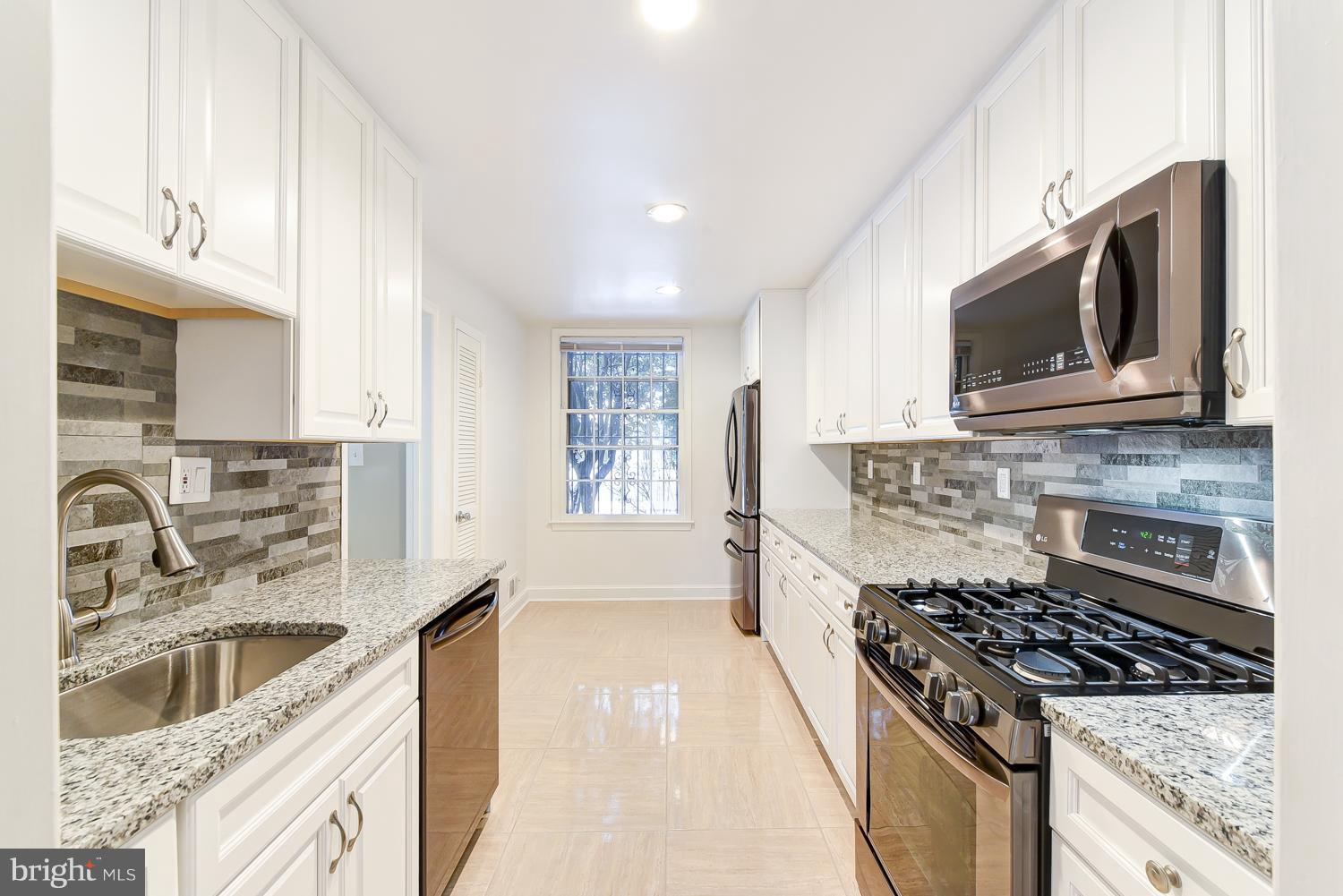 6311 Fort Hunt Road Alexandria, VA 22307 - Photo 3 of 30 Kitchen