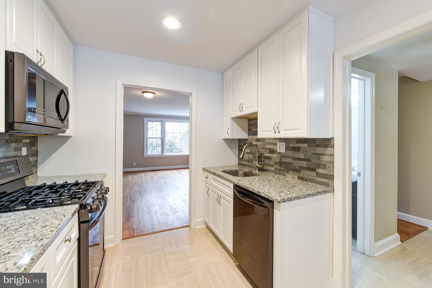 6311 Fort Hunt Road Alexandria, VA 22307 - Photo 4 of 30 Kitchen