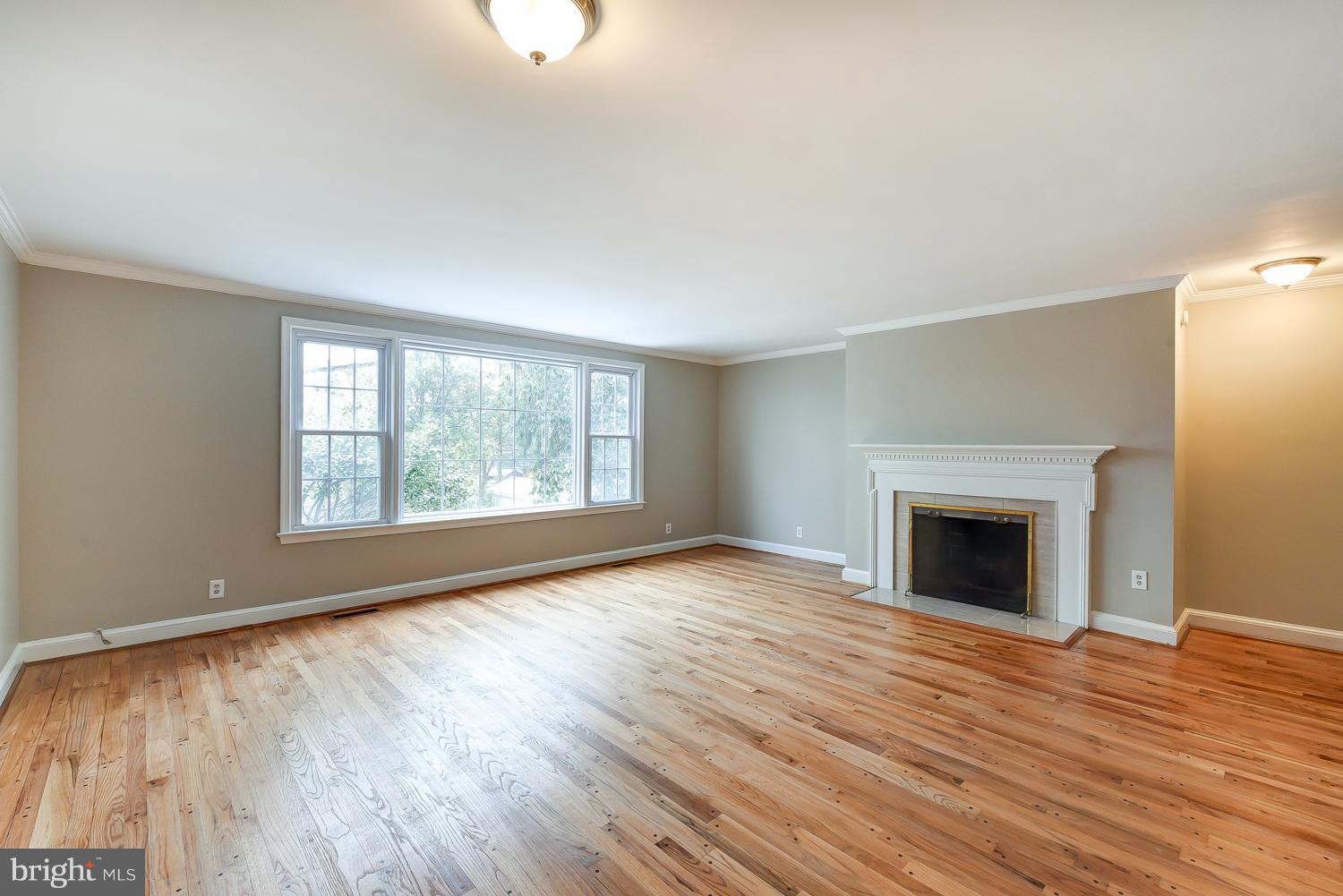 6311 Fort Hunt Road Alexandria, VA 22307 - Photo 7 of 30 Living Room