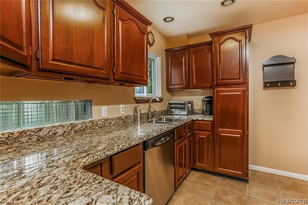 1935 Sheffield Road Birmingham, MI 48009 - Photo 9 of 31