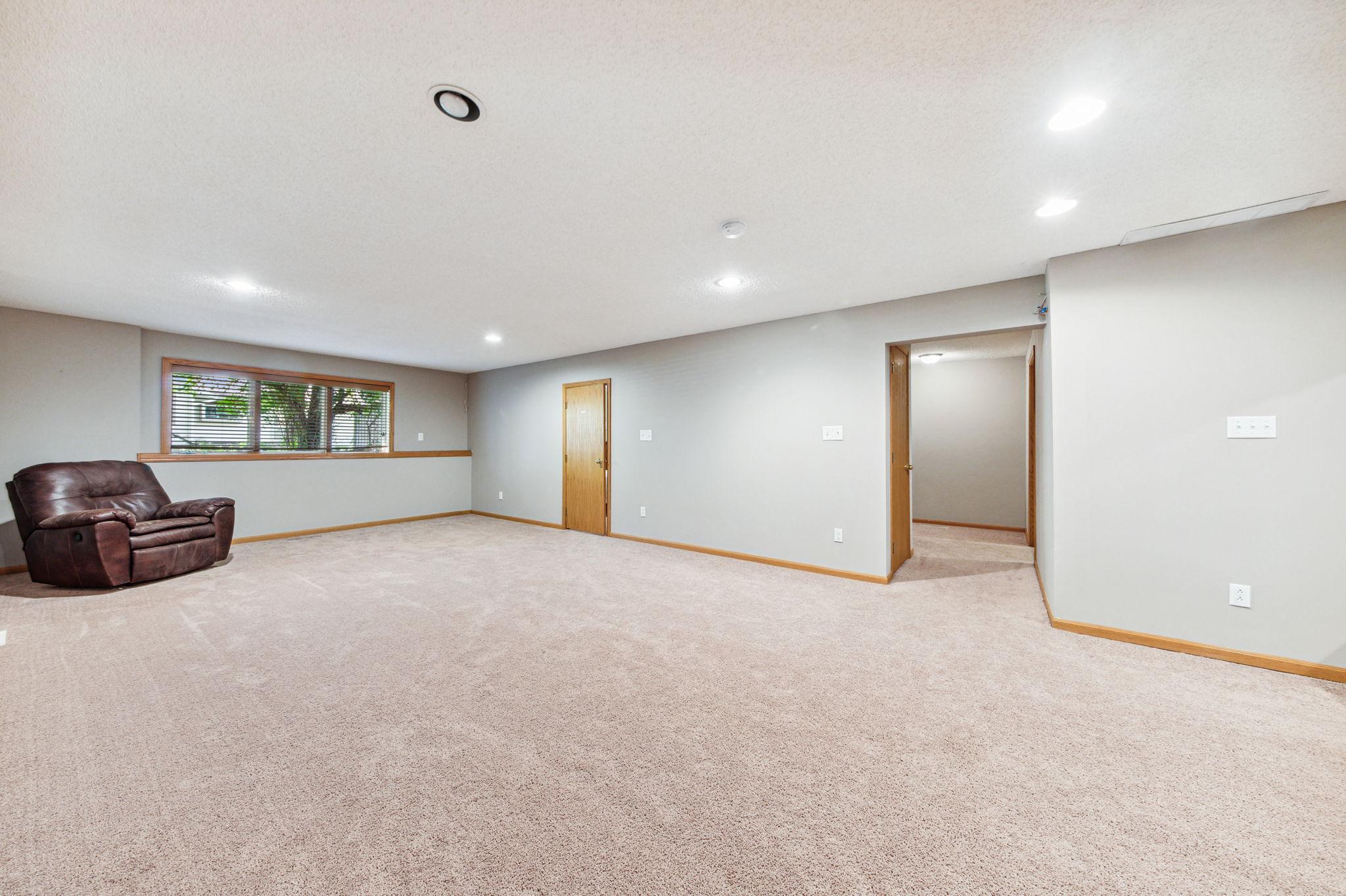 720 McKnight Road South Maplewood, MN 55119 - Photo 20 of 27 Gallery Image 20