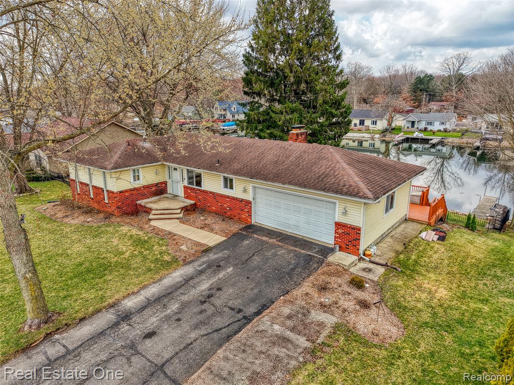 10846 Colony Pinckney, MI 48169 - Photo 4 of 58