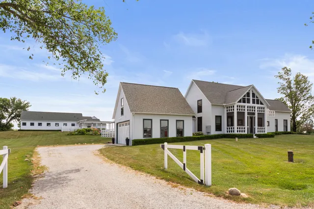 $2,495,000 | 15337 Pardee Road, Galien, MI 49113