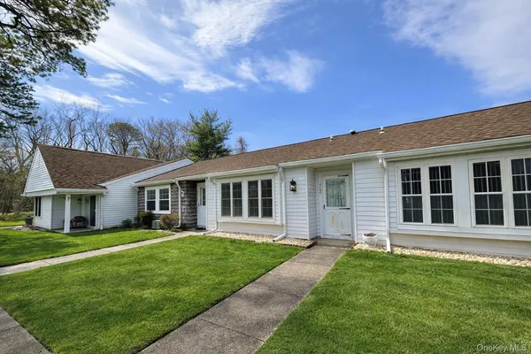 $2,300 | 426 Aylesbury Court, Unit C, Ridge, NY 11961