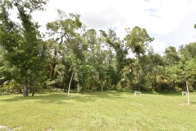 a view of a tennis court