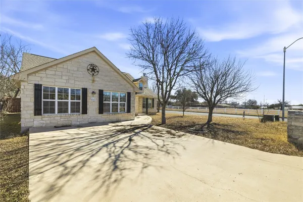 $2,200 | 201 Green Oaks Loop, Fredericksburg, TX 78624