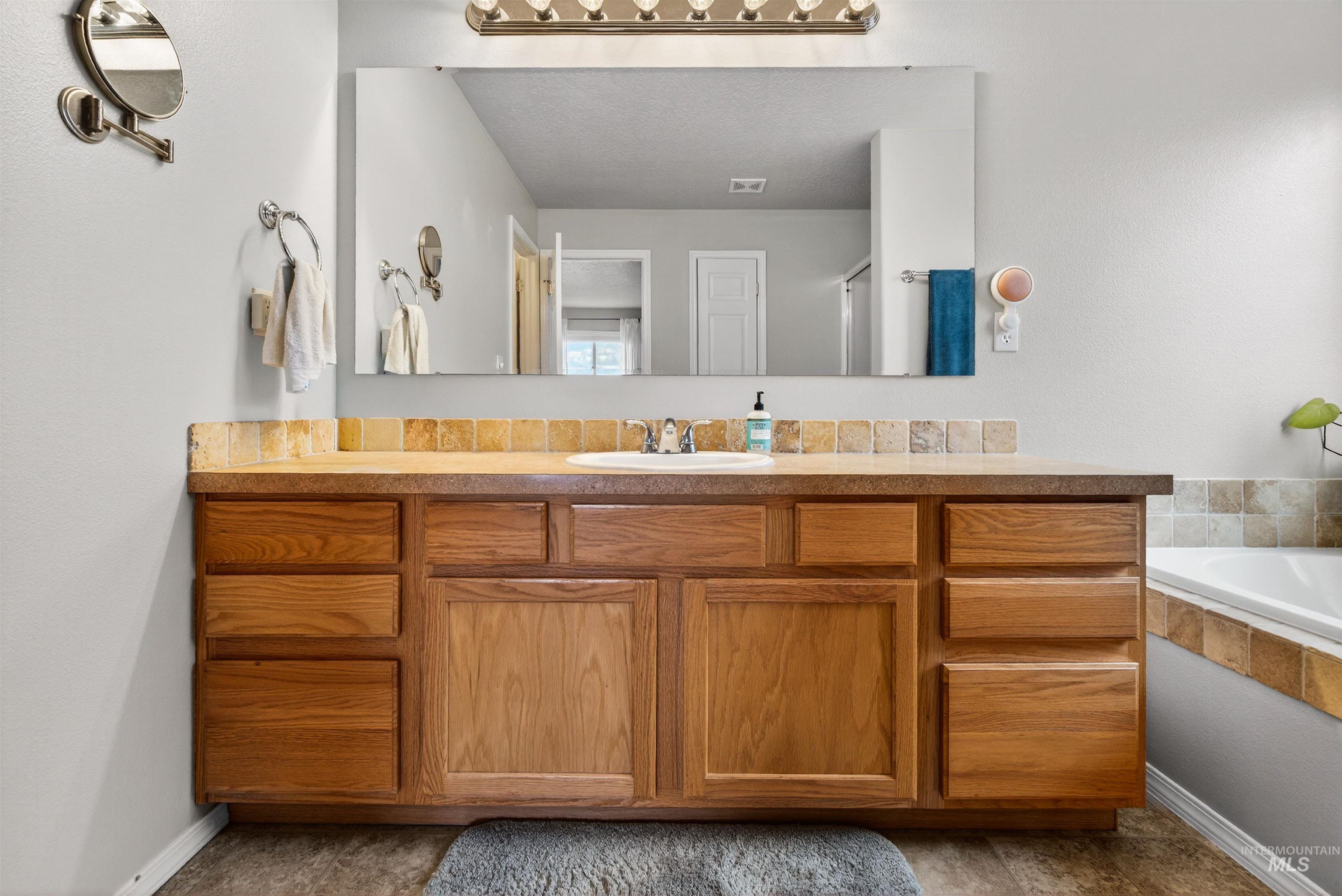5414 Barkley Way Caldwell, ID 83607 - Photo 21 of 50 Full bath with vanity and a bath